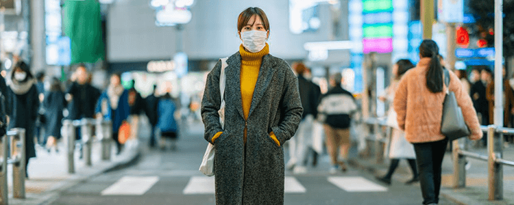 群衆の中でたたずむ女性のイメージ