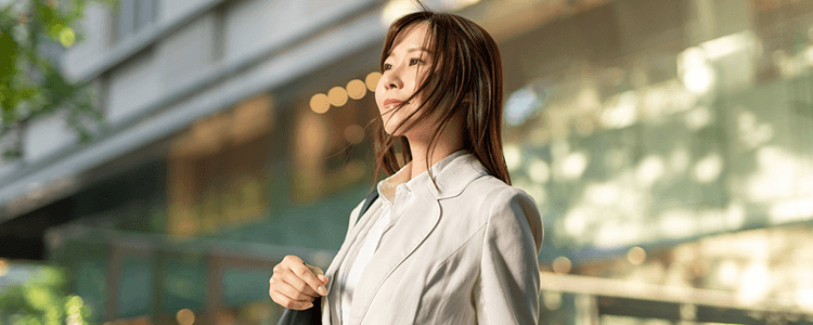 疲労感に苛まれる女性のイメージ