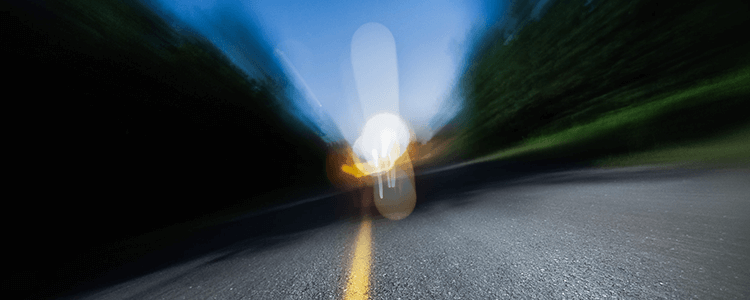 真夜中に運転しているイメージ