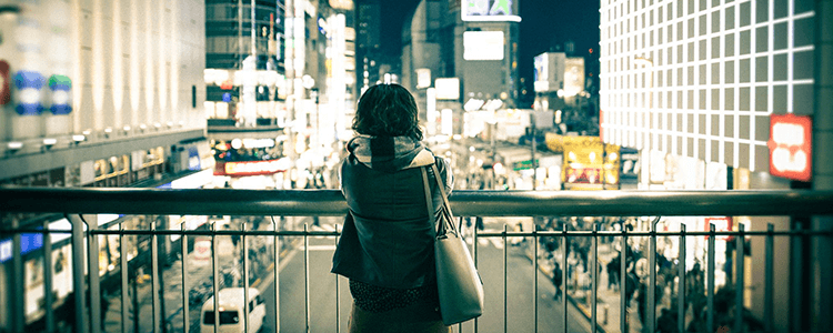疎外感を感じる女性のイメージ
