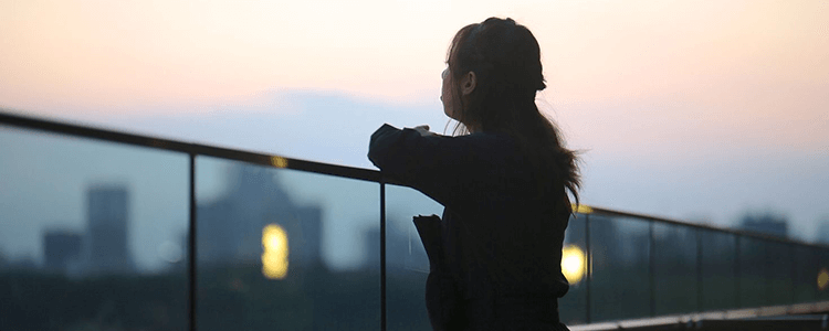 思い悩む女性のイメージ
