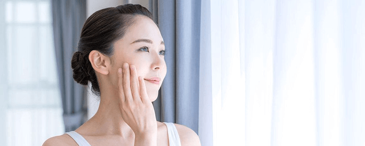肌にツヤのある女性のイメージ