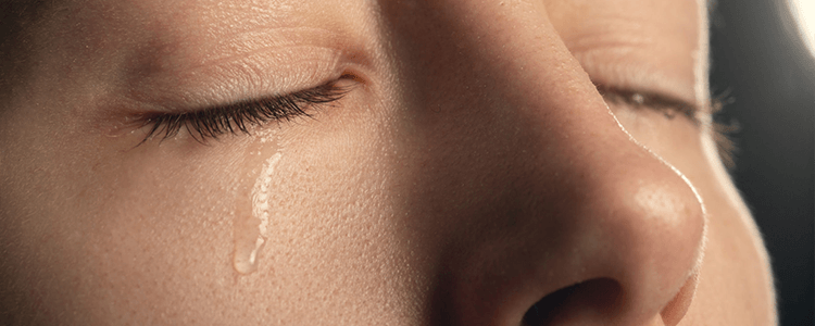 涙を流す女性のイメージ