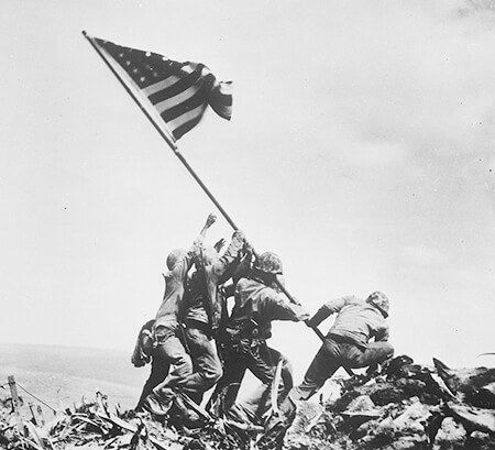 硫黄島の摺鉢山に星条旗を掲げるアメリカ軍