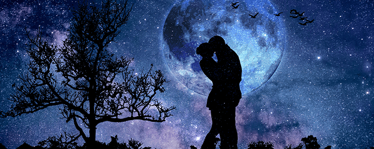 中秋の名月を背景に抱き合うカップルのイメージ