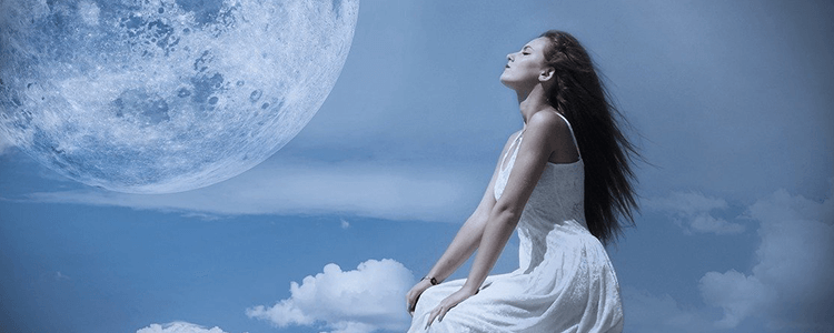射手座の新月を見上げる女性のイメージ