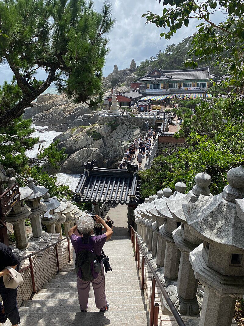 海東龍宮寺の本堂へと続く108段の階段
