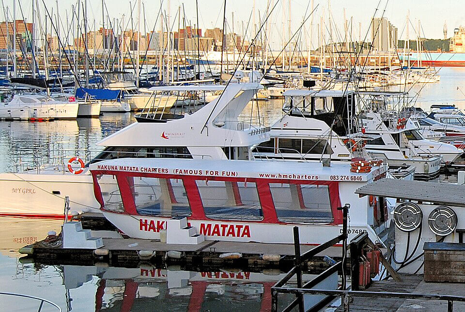 「ハクナ・マタタ」と書かれた南アフリカの観光船