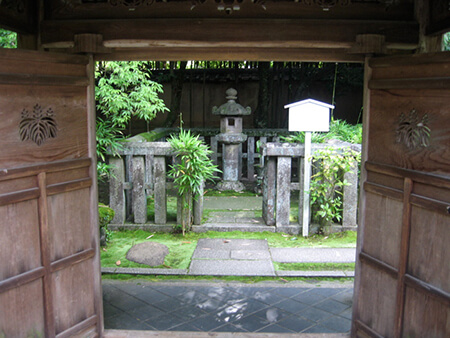 京都大徳寺にある細川ガラシャと細川忠興の墓。