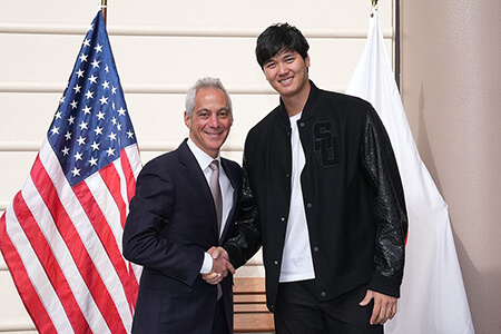 ラーム・エマニュエル駐日米国大使と握手する大谷翔平選手