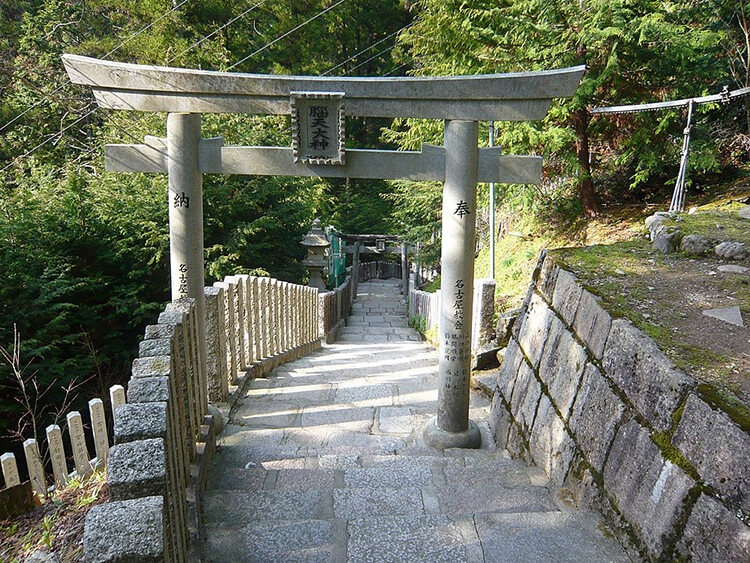 脳天大神龍王院へと続く階段
