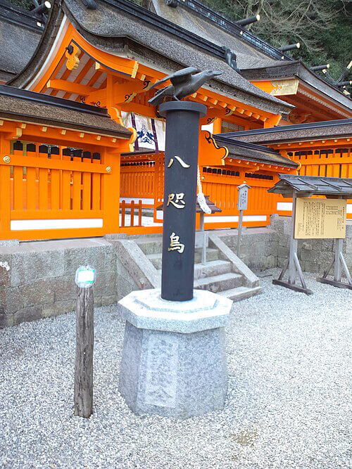 熊野那智大社の八咫烏像
