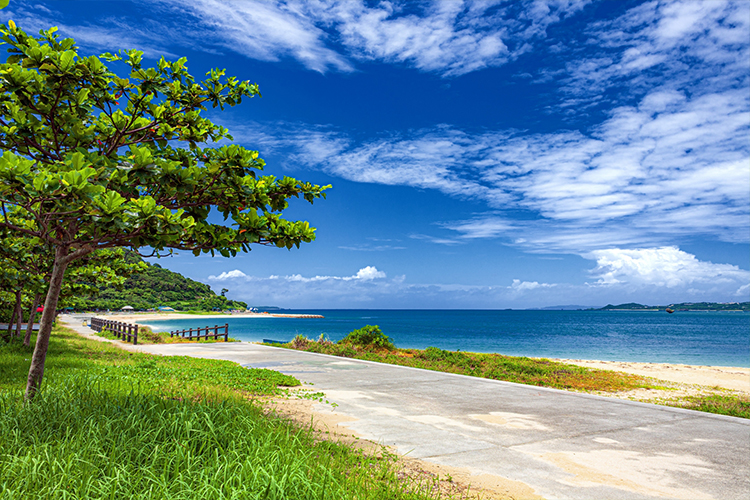 沖縄県・浜比嘉島 夏のビーチの風景