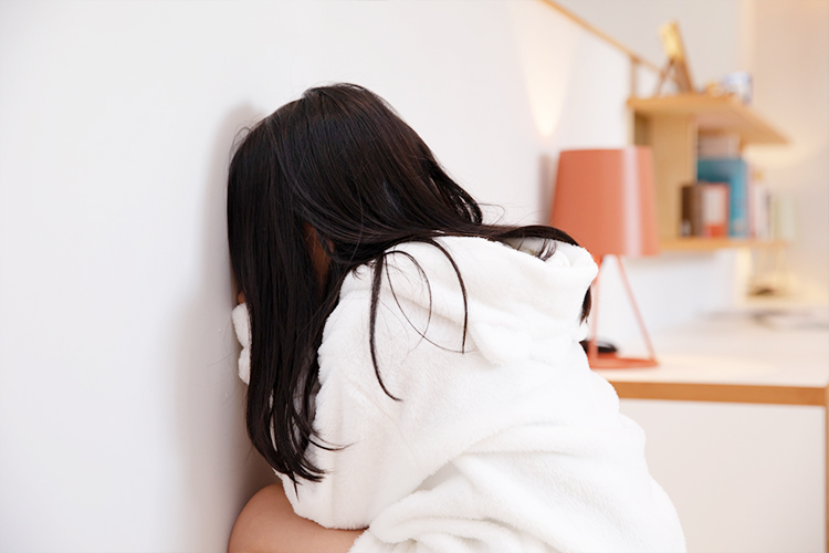 自分の部屋で一人泣く少女