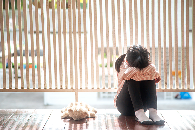 自分の居場所が無く孤独を感じる少女