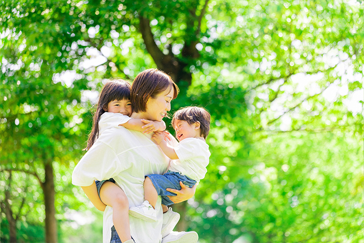 新緑の中で幸せそうな親子