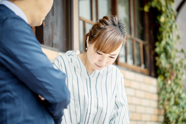 うつむく女性