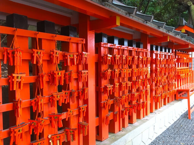 朱色の鳥居の絵馬