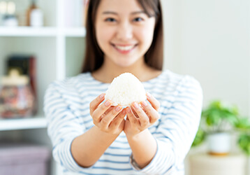 「塩むすび」に込められたスピリチュアルな意味とは?~お米と塩が結ぶ浄化と祈りの力~