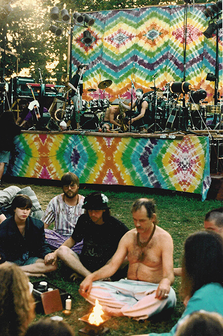 スノコルミー・ムーンダンス・フェスティバルで瞑想するグループ（1992年）