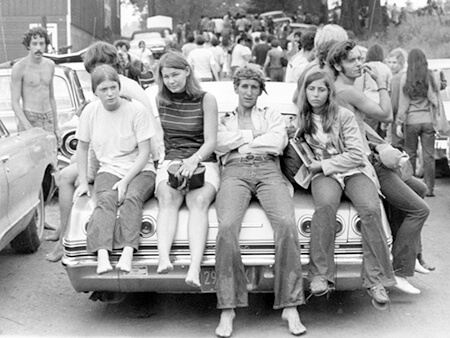 ウッドストック・フェスティバルに参加する若者たち（1969）