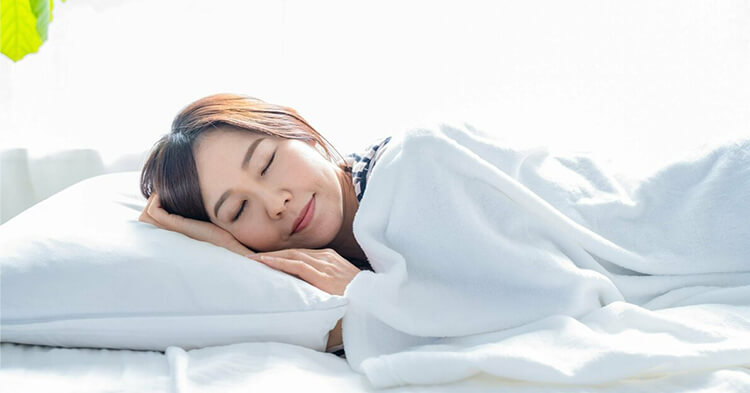北枕で寝る女性のイメージ