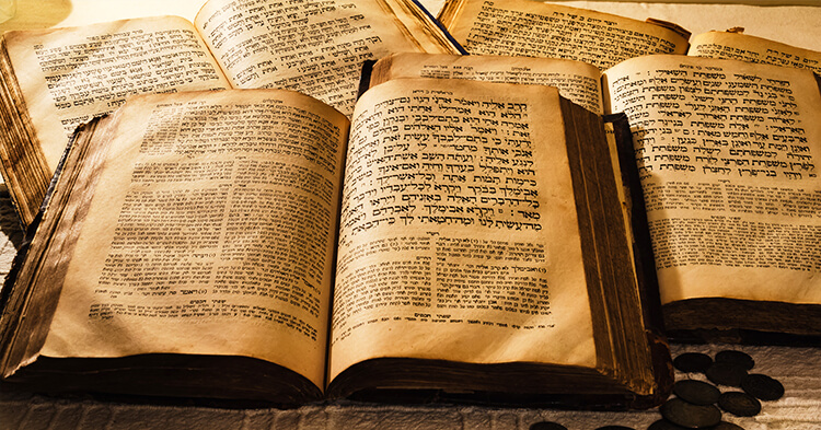 ヘブライ文字が記された書籍のイメージ