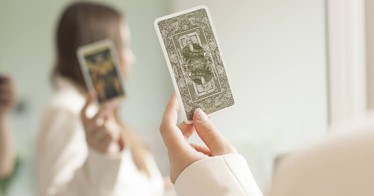 【未来予知ではない】タロットが人生の選択肢を示す『心の鏡』である理由