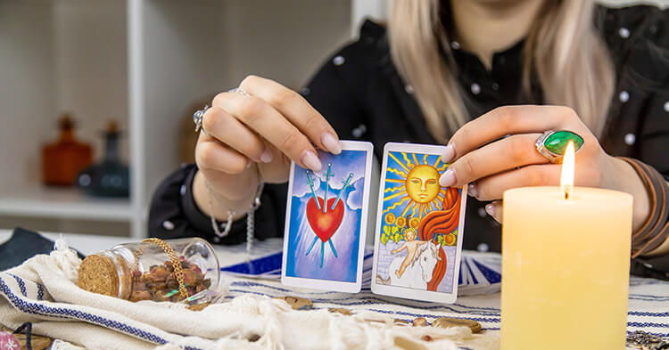 【他の占いとの違い】タロットが『心の鏡』と呼ばれる理由