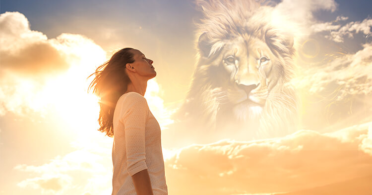 ライオンズゲートのエネルギーを浴びる女性のイメージ