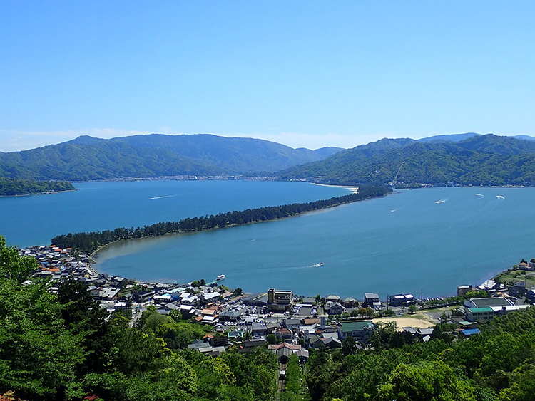 京都府宮津市の北側から望む天橋立と宮津湾の風景。