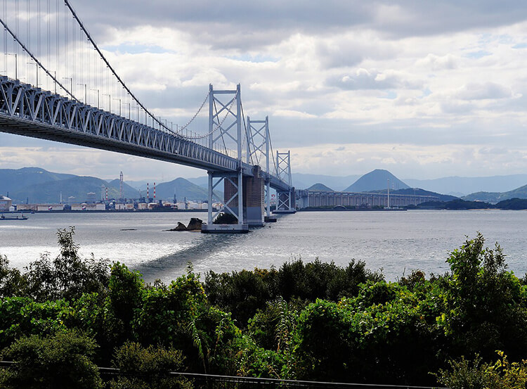 瀬戸内海と、その海上に架かる北備讃瀬戸大橋。