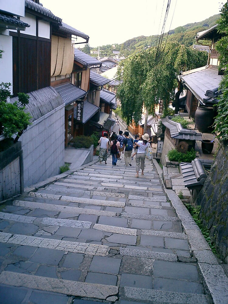 清水寺の門前町から八坂神社方面へ向かう石段。