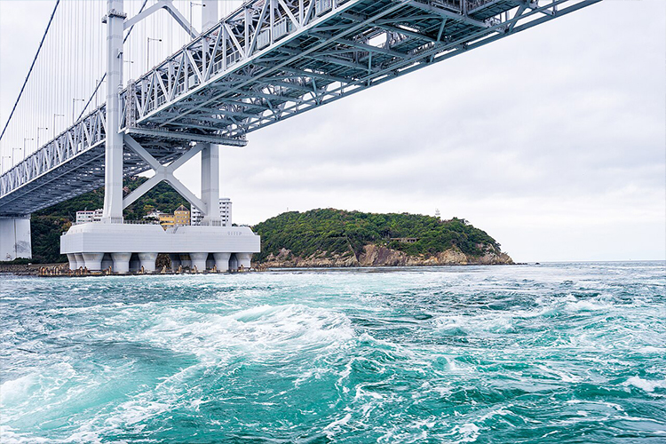 徳島県鳴門市から望む大鳴門橋と鳴門海峡の風景。