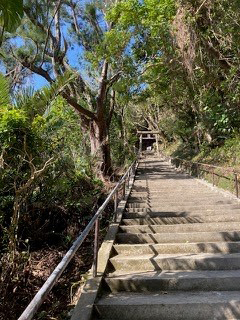 シルミチューの洞穴前の鳥居をくぐった先にある階段