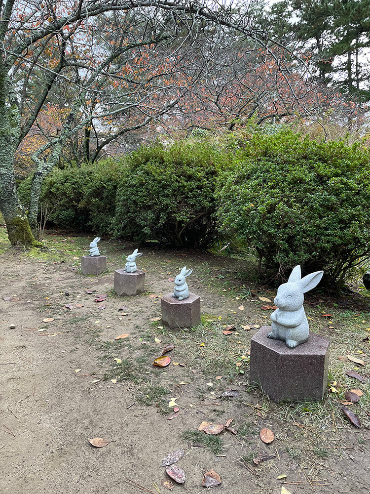 出雲大社の境内にあるウサギの石像