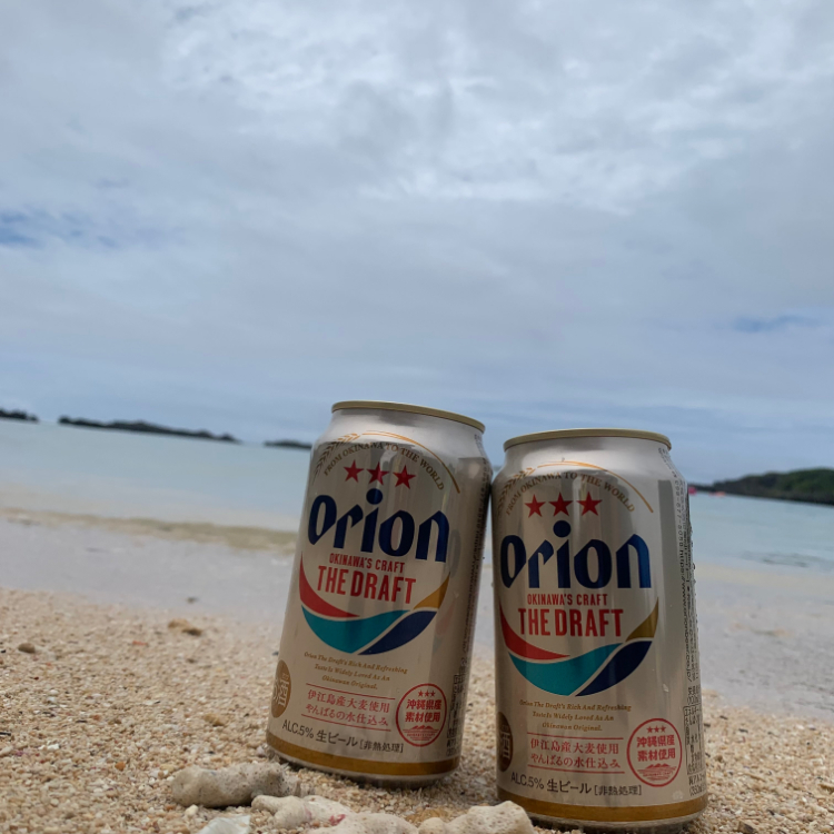 宮古ブルーの海と缶ビール